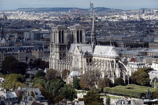Katedra Notre Dame w Paryżu. Fot. PAP/EPA/ETIENNE LAURENT