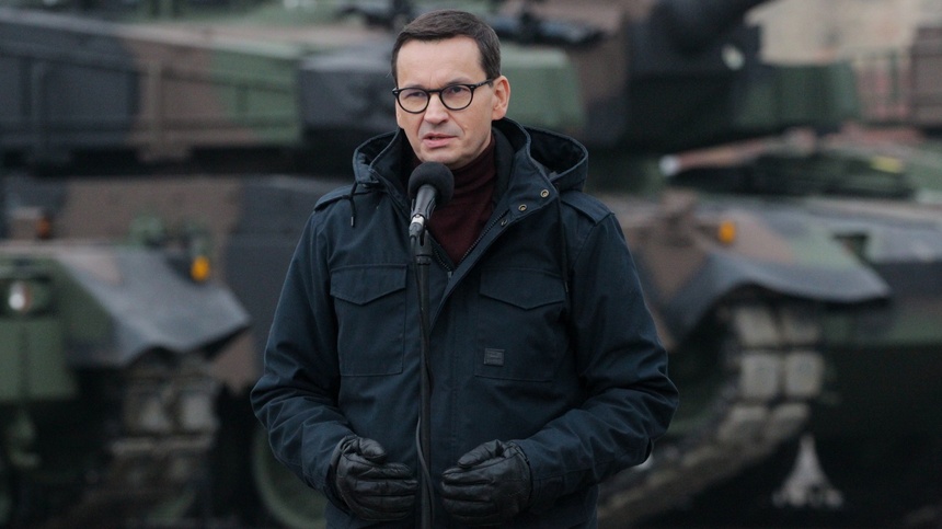 Premier Mateusz Morawiecki podczas przekazania czołgów K2 żołnierzom Wojska Polskiego w Morągu. (fot. PAP)