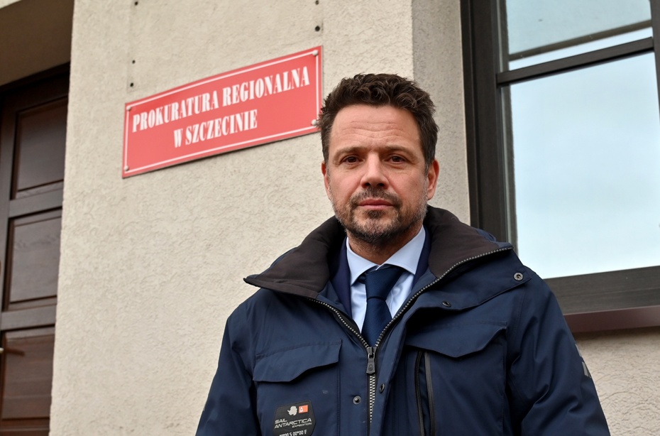 Rafał Trzaskowski w poniedziałek stawił się w Prokuraturze Regionalnej w Szczecinie, gdzie był przesłuchiwany w sprawie ujawniania osobom nieuprawnionym informacji z prowadzonych postępowań karnych. (fot. PAP)