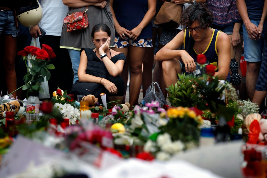 W zamachach w Katalonii zginęli bliscy wielu osób. fot. PAP/EPA/ALBERTO ESTEVEZ