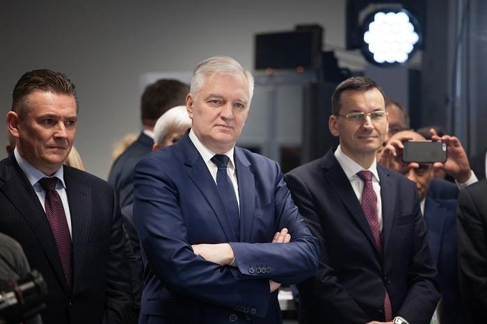 Jarosław Gowin (w środku) jest wicepremierem w rządzie Mateusza Morawieckiego, fot. gov.pl
