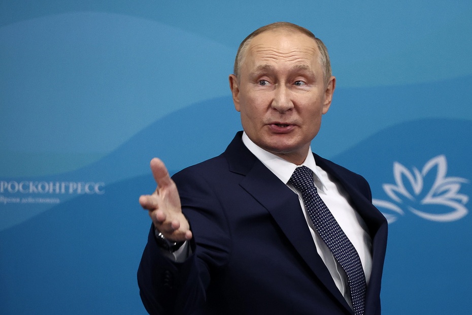 Rosyjscy radni chcą oskarżyć Putina o zdradę stanu. Źródło: EPA/VALERY SHARIFULIN/TASS
