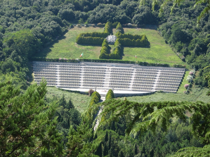 Polski Cmentarz Wojenny na Monte Cassino, gdzie znajdują się mogiły 1054 polskich żołnierzy, którzy zginęli w związku z działaniami wojennymi w tym rejonie