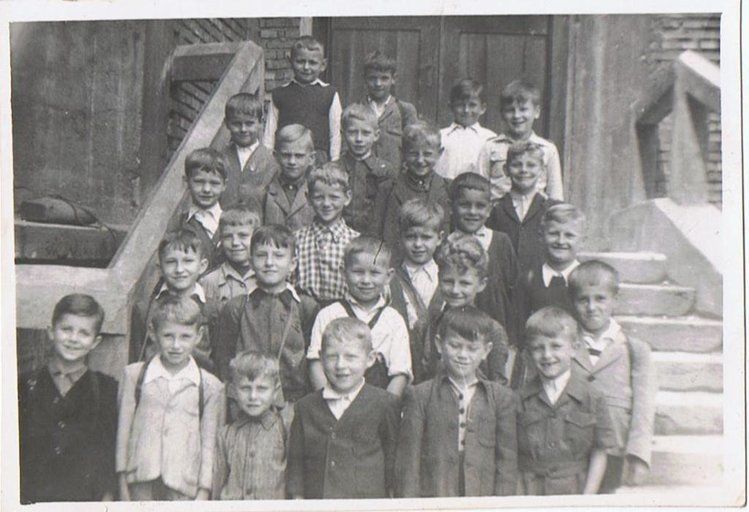 Rok 1952. Nasza klasa z podstawówki. Kazik to ten kędzierzawy chłopczyk, - drugi od prawej, w drugim rzędzie