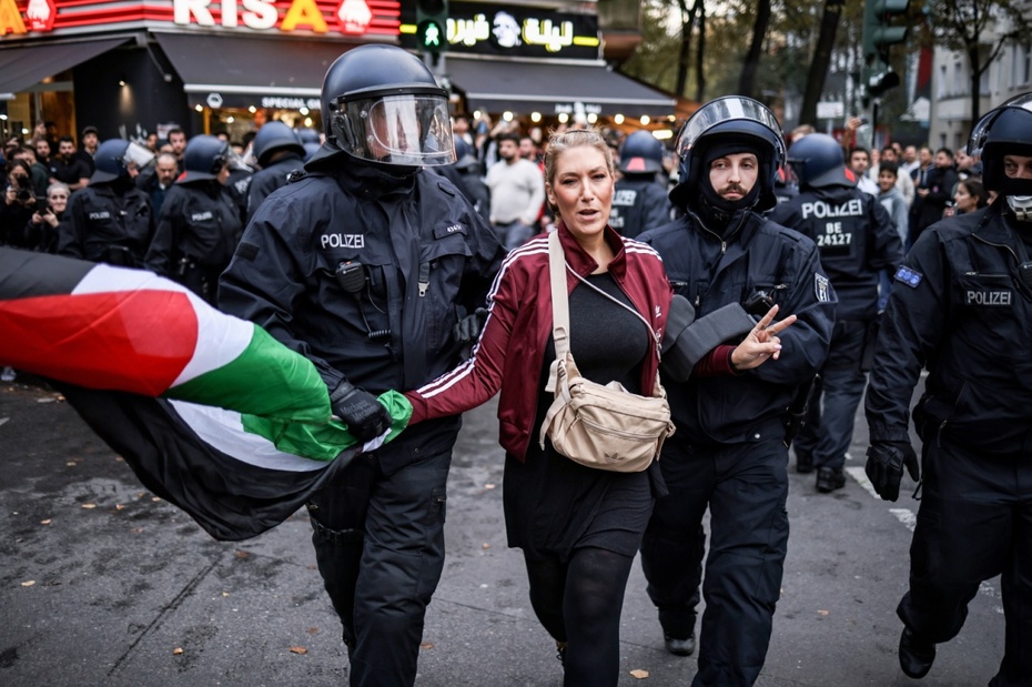Zwolennicy Palestyńczyków protestują w Berlinie. Fot. PAP/EPA/CLEMENS BILAN
