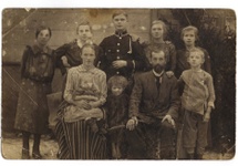 Szkoła pod Lublinem, grudzień 1919; od lewej stoją Cesia i Eugenia z narzeczonym, obok & niżej ich rodzice i młodsze rodzeństwo.