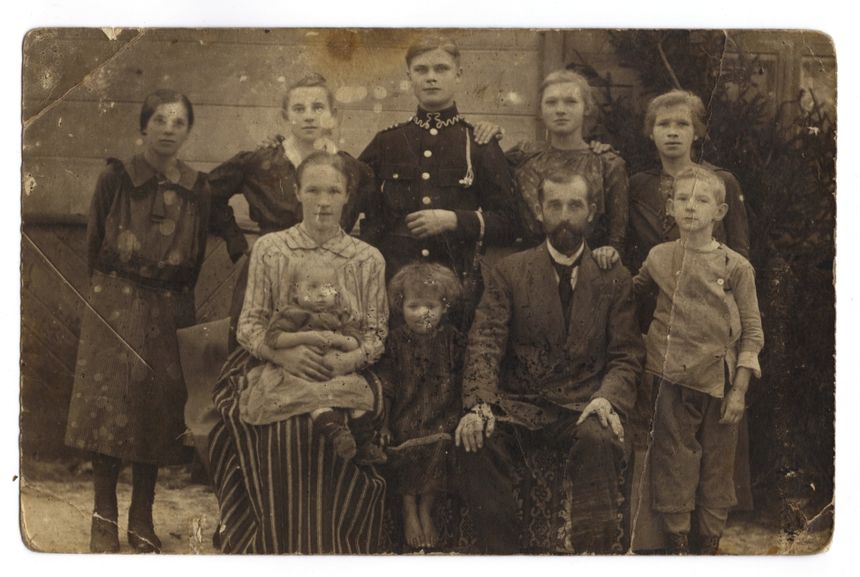 Szkoła pod Lublinem, grudzień 1919; od lewej stoją Cesia i Eugenia z narzeczonym, obok & niżej ich rodzice i młodsze rodzeństwo.