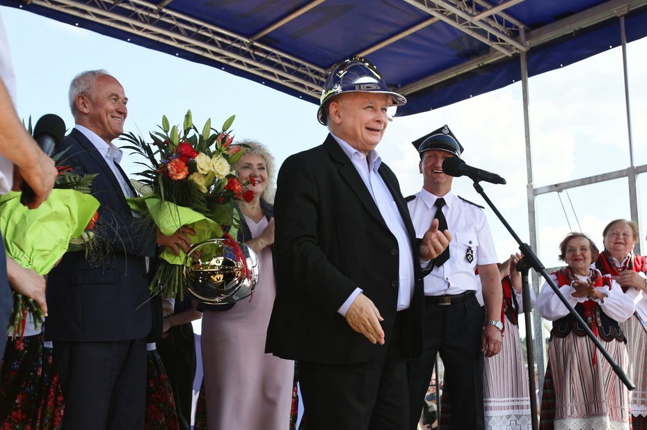 Jarosław Kaczyński ma powody do optymizmu. Fot. PAP/Leszek Szymański