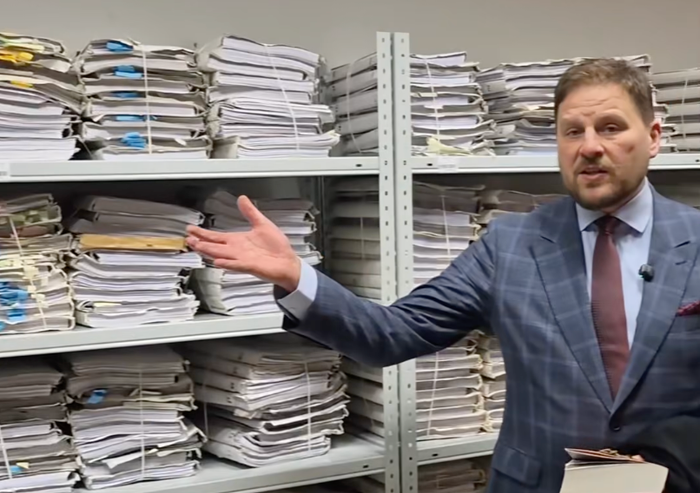 Sąd w Olsztynie zasypany aktami jednej sprawy. Przywożono je ciężarówką