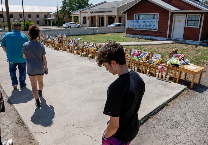 Dziewięcioletni uczeń szkoły podstawowej w Uvalde w Teksasie powiedział CNN, że w trakcie zeszłotygodniowej strzelaniny schował się pod stołem koło ściany. Źródło: EPA/TANNEN MAURY