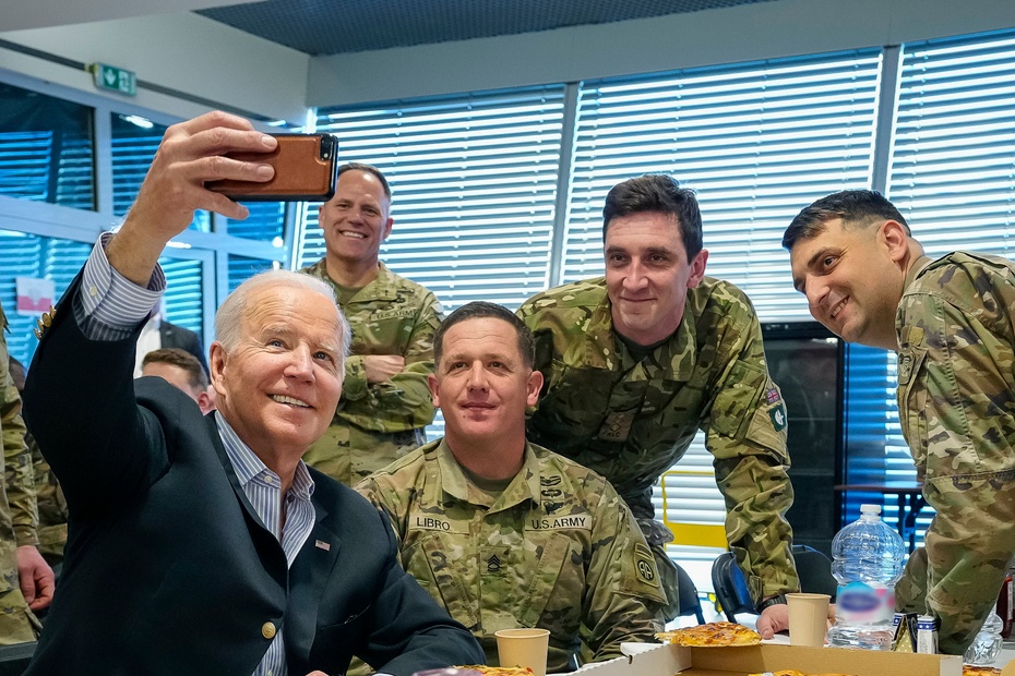 Prezydent Biden z amerykańskimi żołnierzami w Rzeszowie. Fot: twitter.com/POTUS