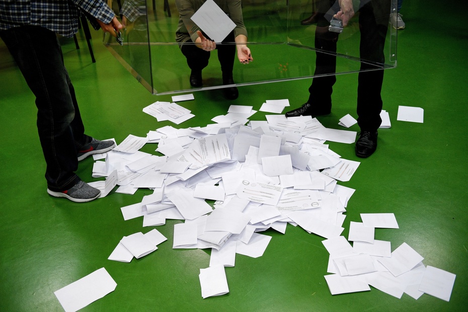 Liczenie głosów w komisji wyborczej. Fot. PAP/Darek Delmanowicz