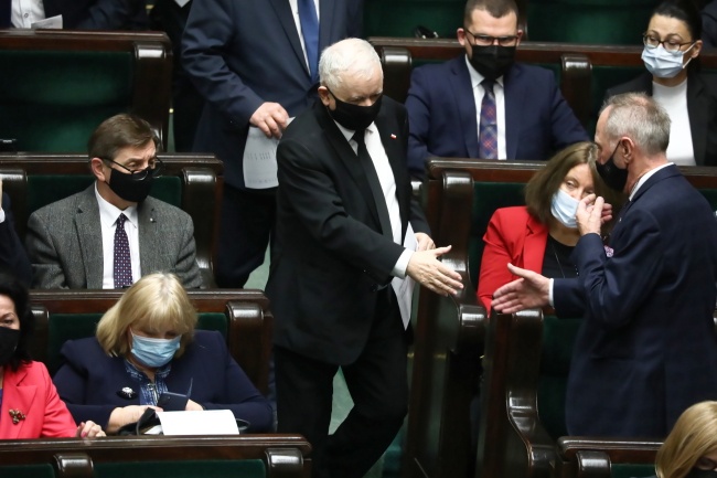 Wicepremier, prezes PiS Jarosław Kaczyński (C) na sali obrad w Sejmie w Warszawie. Fot. PAP/Tomasz Gzell