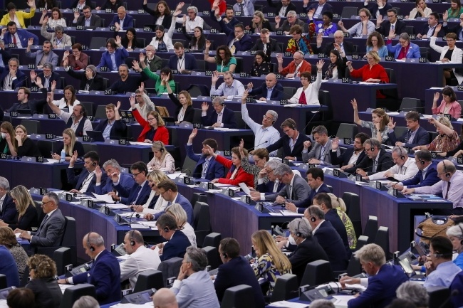 Parlament Europejski w rezolucji przyjętej na sesji plenarnej w Strasburgu wyraził głębokie zaniepokojenie faktem, że 1 czerwca Komisja pozytywnie oceniła polski Krajowy Plan Odbudowy. Fot. PAP/EPA/JULIEN WARNAND