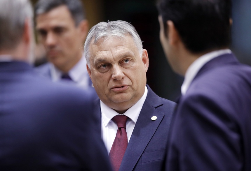 W czwartek Balazs Orban, główny doradca węgierskiego premiera Viktora Orbana powiedział, że Unia Europejska powinna przestać nakładać sankcje na Rosję z powodu jej inwazji na Ukrainę. Źródło: EPA/OLIVIER HOSLET