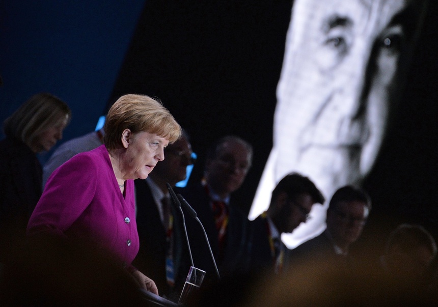 Angela Merkel jeszcze jako Kanclerz Niemiec. W tle - Helmut Khol, jeden z jej poprzedników. Fot. PAP/EPA/PHILIPP GUELLAND