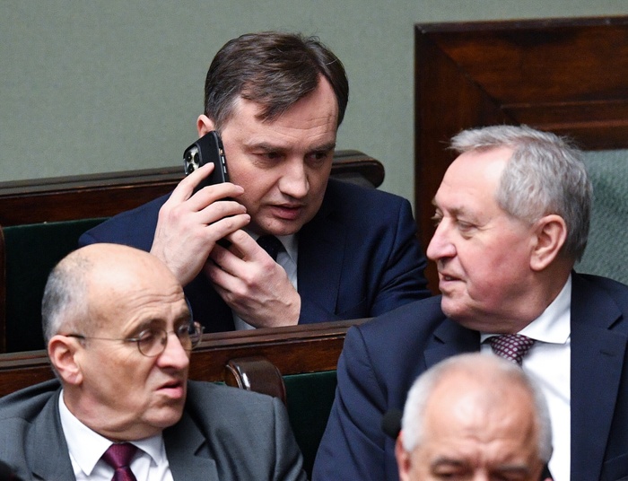 „Nie chodzi o to, by ustąpić, ale by przed Unią uklęknąć. Albo cnota, albo pieniądze”