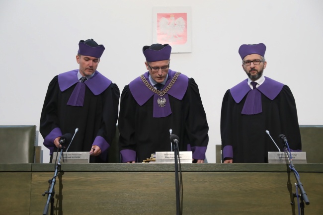 Sędziowie Sądu Najwyższego Piotr Prusinowski (C), Bohdan Bieniek (L) oraz Dawid Miąsek (P) przed ogłoszeniiem orzeczenia w pierwszej ze spraw, których dotyczy wyrok TSUE z 19 listopada (III PO 7/19). Fot. PAP/Tomasz Gzell