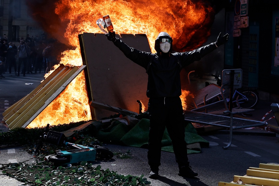 Francja. Lewica świętowała 1 maja demolując Paryż. Fot. PAP/EPA/YOAN VALAT