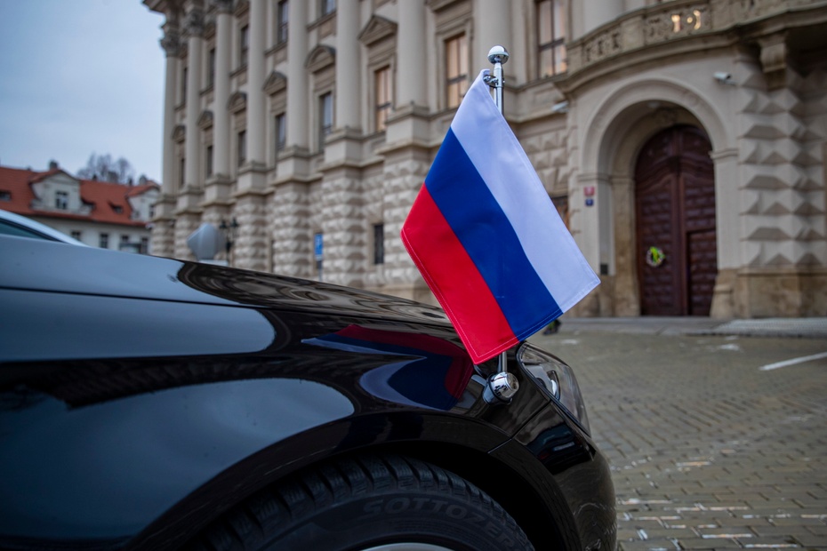Demonstracja przed rosyjską ambasadą w Pradze. fot. PAP/EPA / MARTIN DIVISEK