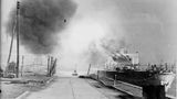 Marzec 1945 – lekki krążownik „Leipzig” ostrzeliwuje wojska sowieckie nacierające na Gdynię. Bundesarchiv, Bild 183-J28907 / Steinmetz / CC-BY-SA 3.0.