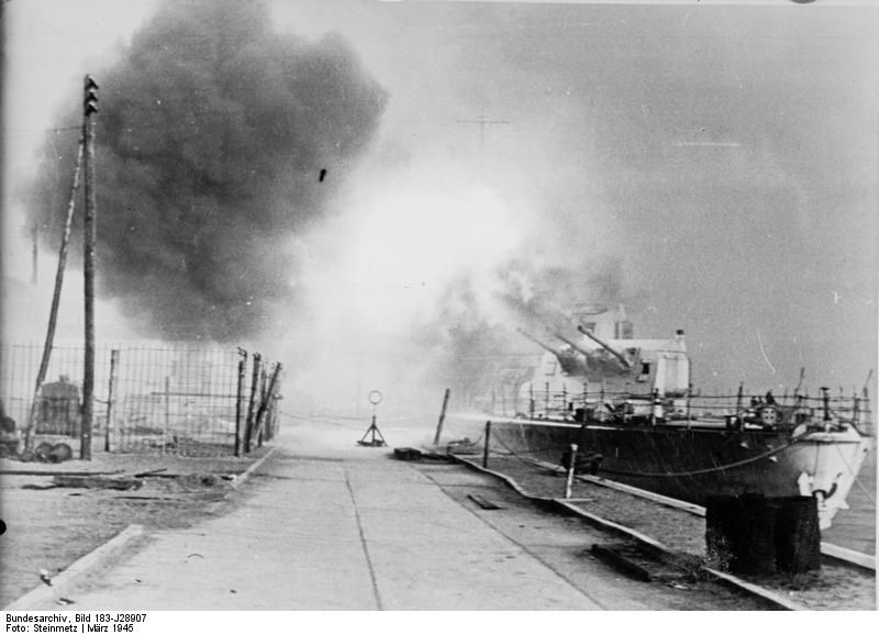 Marzec 1945 – lekki krążownik „Leipzig” ostrzeliwuje wojska sowieckie nacierające na Gdynię. Bundesarchiv, Bild 183-J28907 / Steinmetz / CC-BY-SA 3.0.
