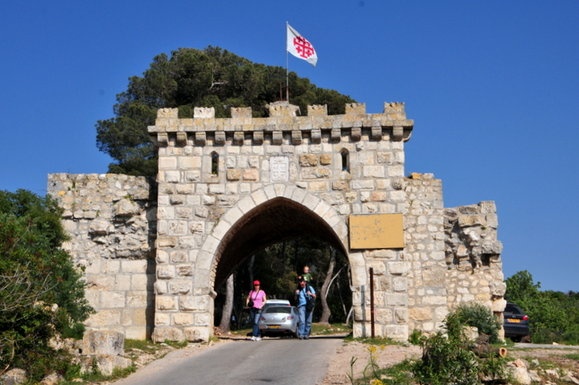 Brama z krzyżem jerozolimskim