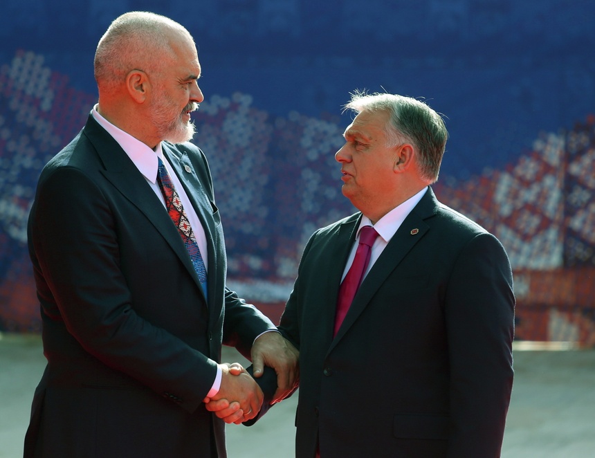 Premier Viktor Orban (z prawej) spotkał się z premierem Albanii. W kraju ma poważne problemy związane z paniką na rynku paliwowym Fot. PAP/EPA/MALTON DIBRA