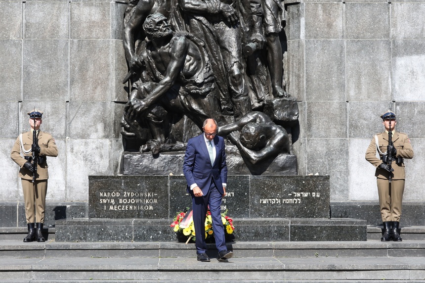 Friedrich Merz złożyl kwiaty pod pomnikiem getta Fot. PAP/Tomasz Gzell