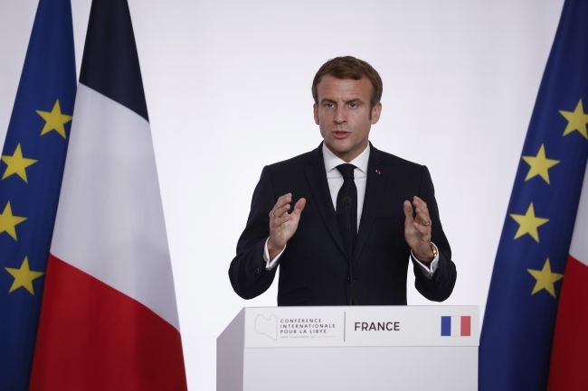 Emmanuel Macron i nowy odcień granatu, fot. PAP/EPA/YOAN VALAT