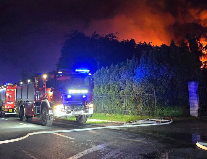 Groźny pożar pod Warszawą. To nie była spokojna noc dla strażaków