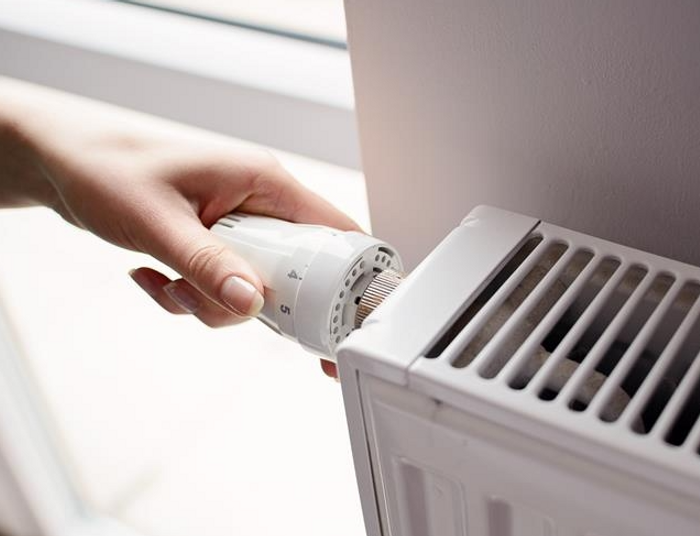 Wielu z nas próbuje teraz oszczędzać na temperaturze w lokalu. Kara za to wynosi 500 zł