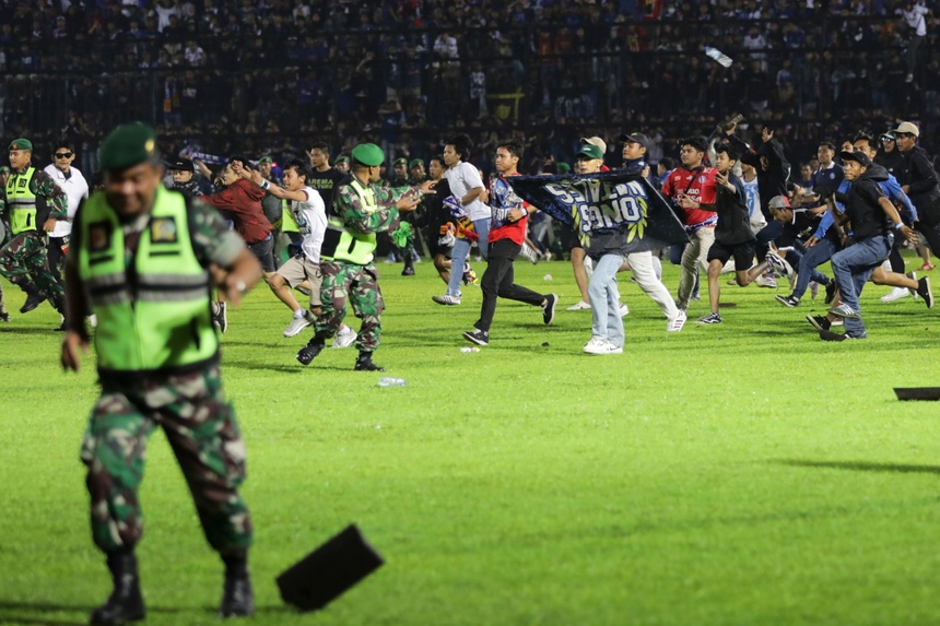 Zamieszki po meczu na stadionie w mieście Malang w Indonezji. (fot. PAP/EPA)