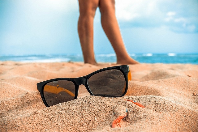 Okulary przeciwsłoneczne to nie tylko modny, ale i niezbędny gadżet na plaży.