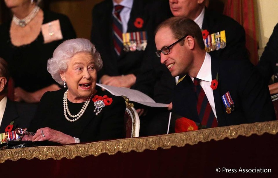 Królowa Wielkiej Brytanii i Książę William z kwiatami maku