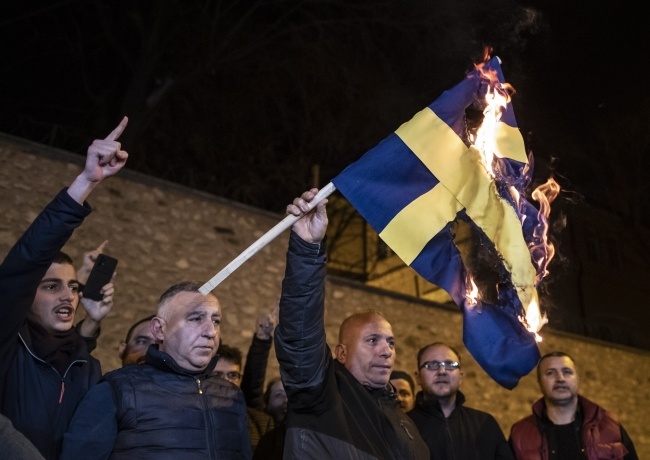 Spalenie flagi Szwecji przed konsulatem w Stambule. Fot. PAP/EPA/ERDEM SAHIN