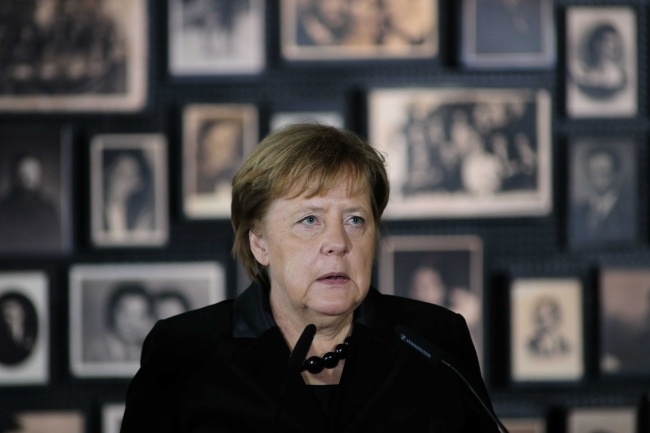Kanclerz Niemiec Angela Merkel przemawia podczas uroczystości 10-lecia Fundacji Auschwitz-Birkenau, fot. PAP/Andrzej Grygiel