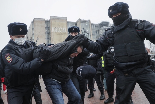 W demonstracji w Moskwie uczestniczyły w sobotę tysiące ludzi. Fot.PAP/EPA/MAXIM SHIPENKOV
