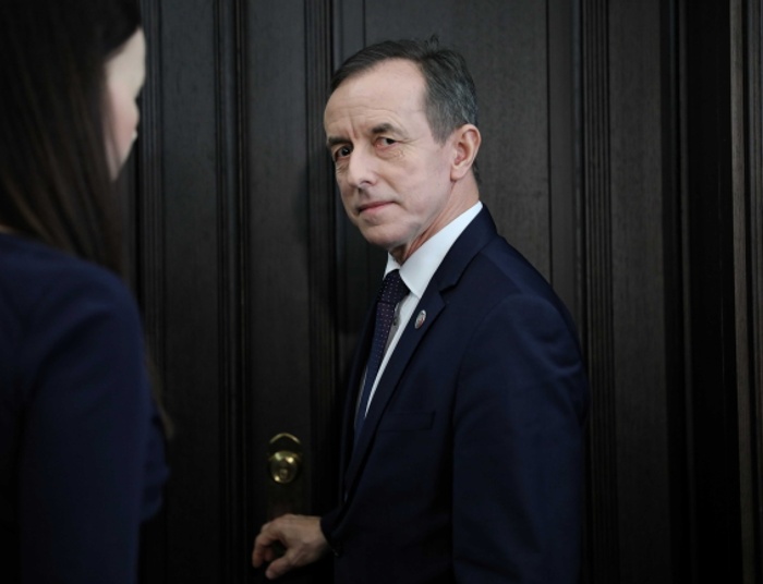 Mamy wierzyć na słowo osobom oskarżającym Grodzkiego o branie łapówek?