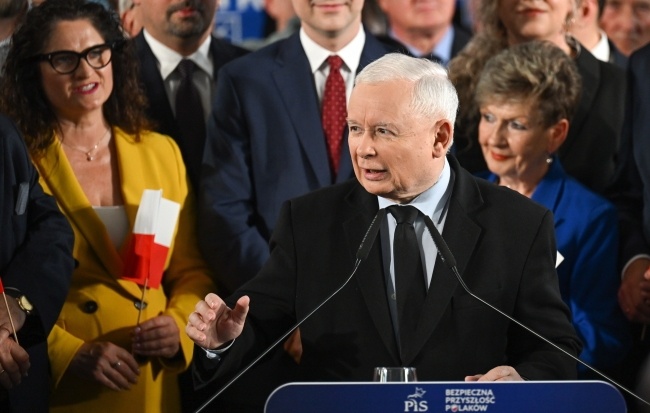 "Skręt Polski na prawo przed wyborami niepokoi Brukselę" - to tytul artykułu w "FT", fot. PAP/Adam Warżawa