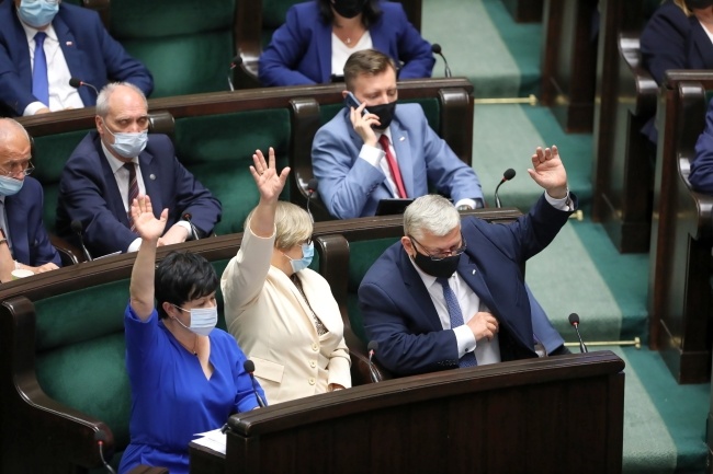 Politycy PiS podczas bloku głosowań w Sejmie w Warszawie, fot. PAP/Wojciech Olkuśnik