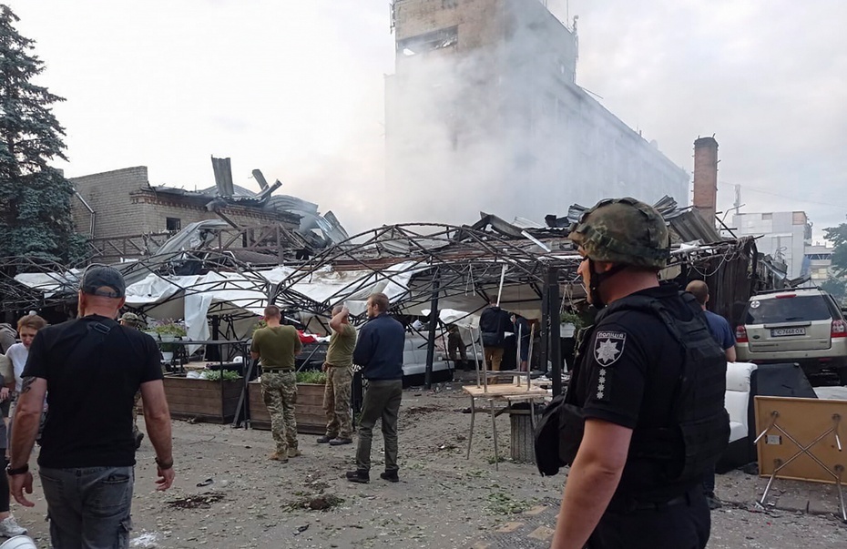 (Atak na pizzerię w Kramatorsku. Fot. EPA/National police of Ukraine)