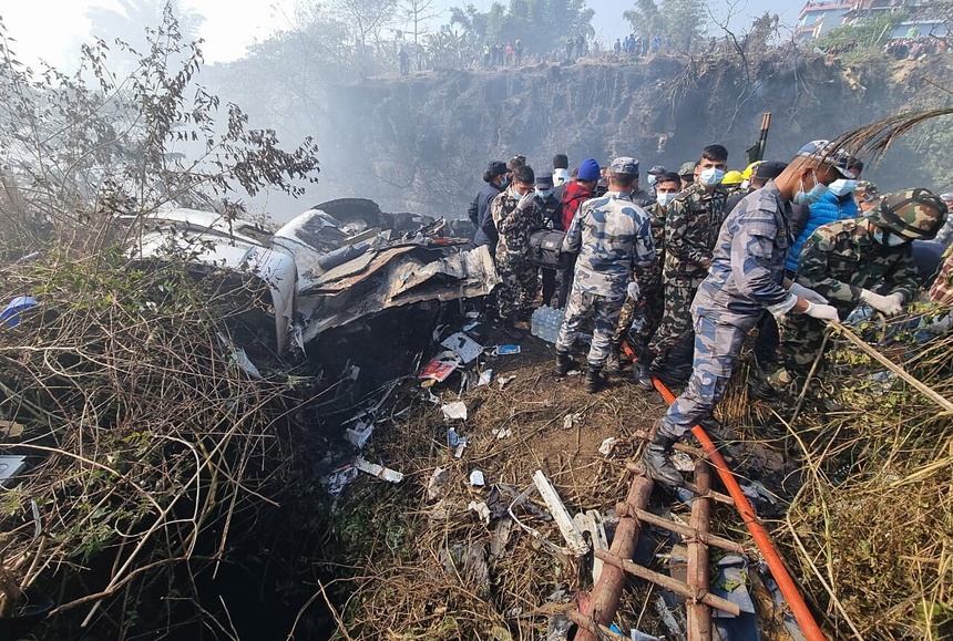 Według nepalskiej telewizji publicznej na miejscu tragedii odnaleziono już część ciał pasażerów. fot. PAP/EPA/BIJAYA NEUPANE