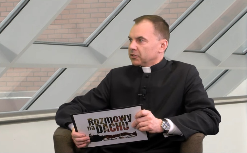 Ks. Andrzej Dębski prowadził w Kurii Białostockiej program "Rozmowy na dachu", fot. YouTube