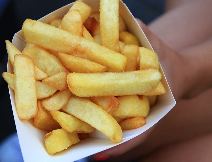 Belgowie są naprawdę dumni ze swojej tradycji. Rozdają frytki na granicach