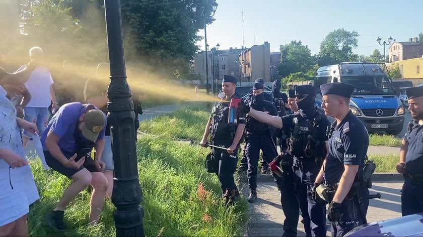 Moment użycia gazu przez policjanta w Inowrocławiu, fot. Twitter/Krzysztof Brejza