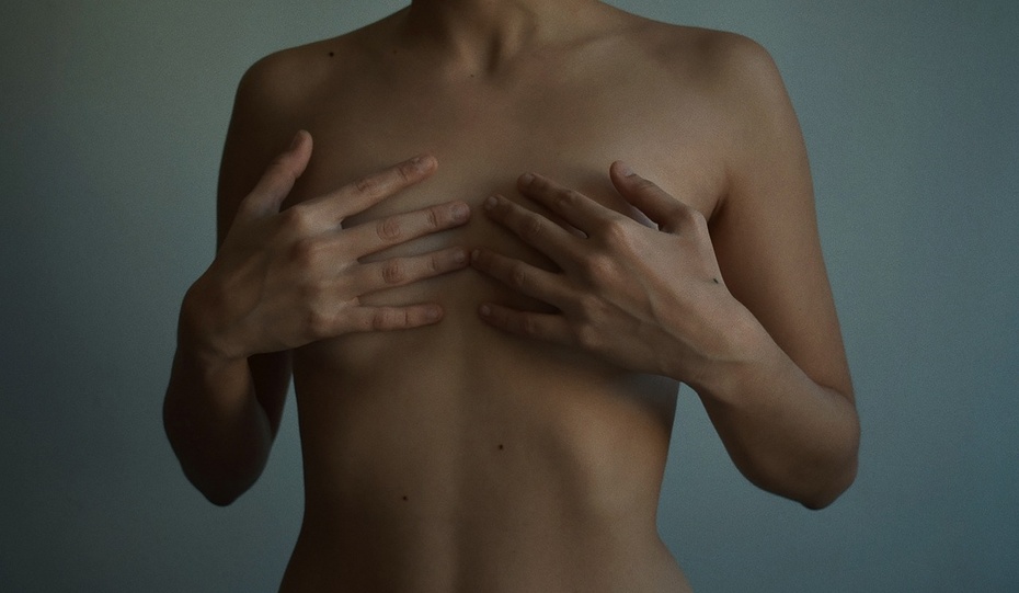 Na polskim rynku pojawiła się alternatywna dla implantów piersi metoda powiększania biustu. Fot. Pixabay