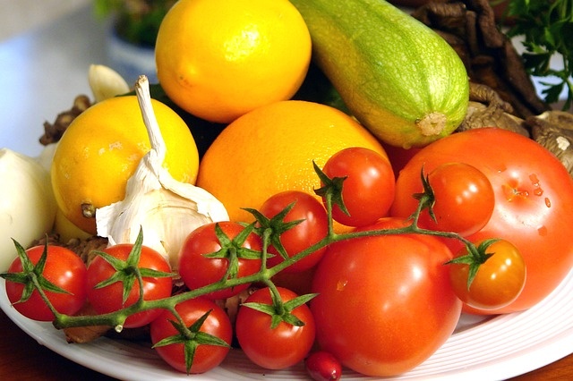 Warzywai owoce powinny stanowić połowę tego, co jemy. Fot. Pixabay
