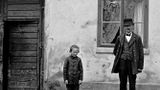 Staś Michałowski ze swoim ojcem Franciszkiem przed domem w Kórniku, mniej więcej na rok przed wojną światową.