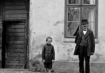Staś Michałowski ze swoim ojcem Franciszkiem przed domem w Kórniku, mniej więcej na rok przed wojną światową.